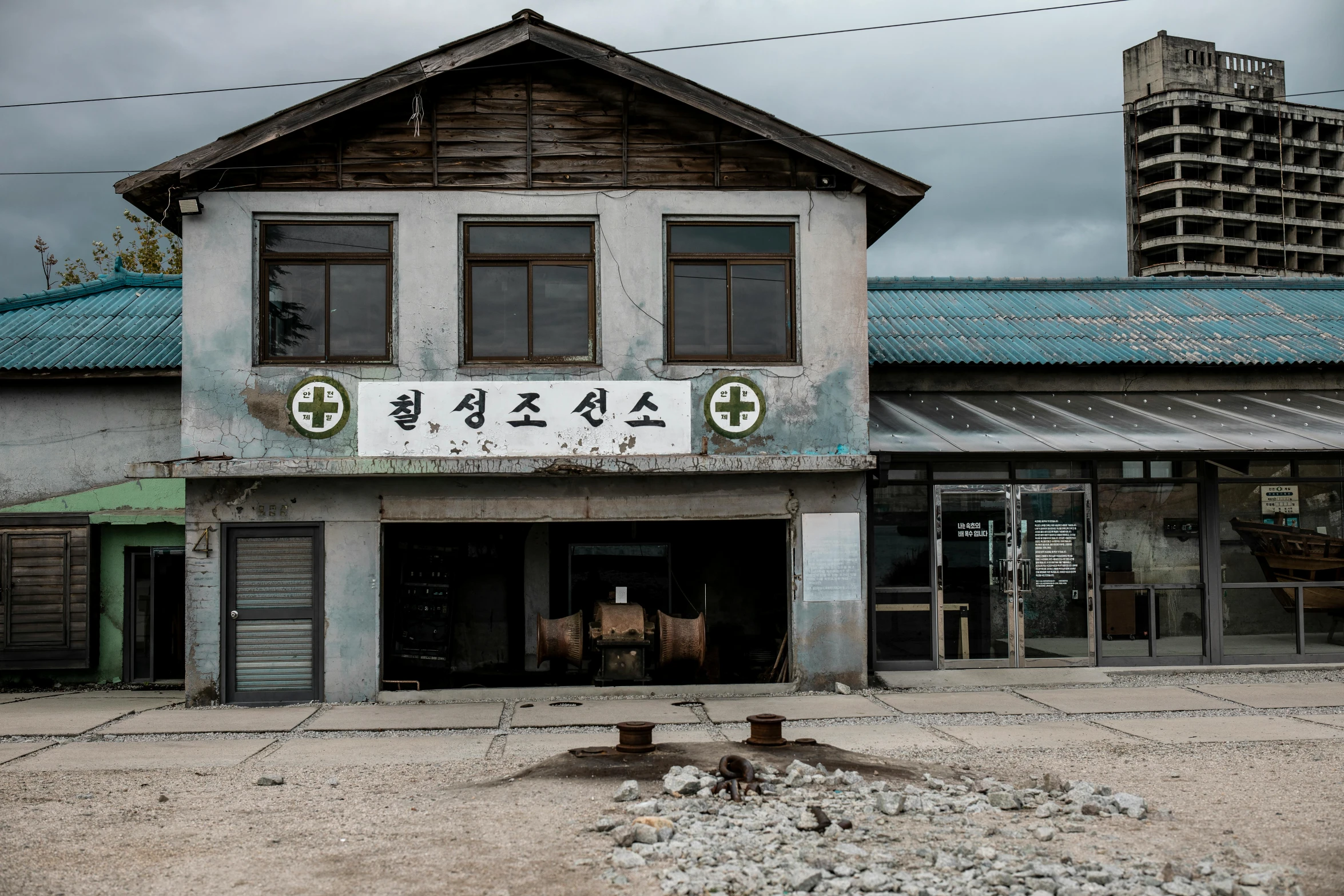 there is an old building with graffiti on the side