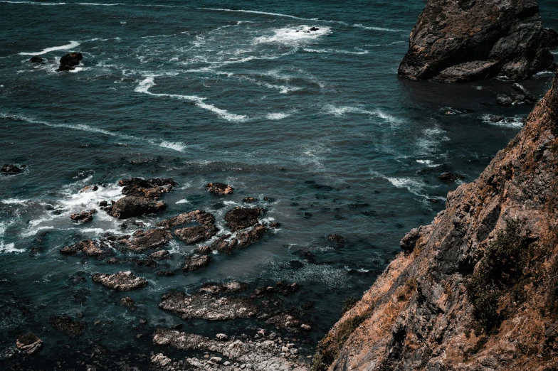 the large rocks are sticking out of the water