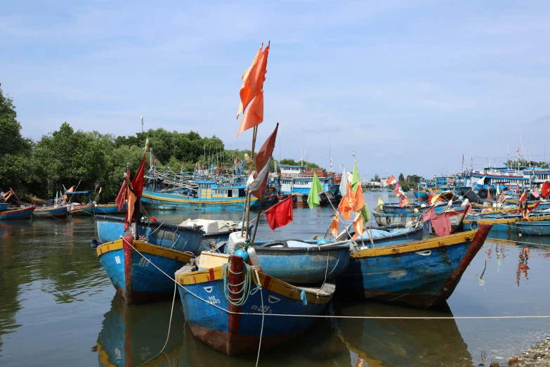 there are many boats that are tied up at the dock