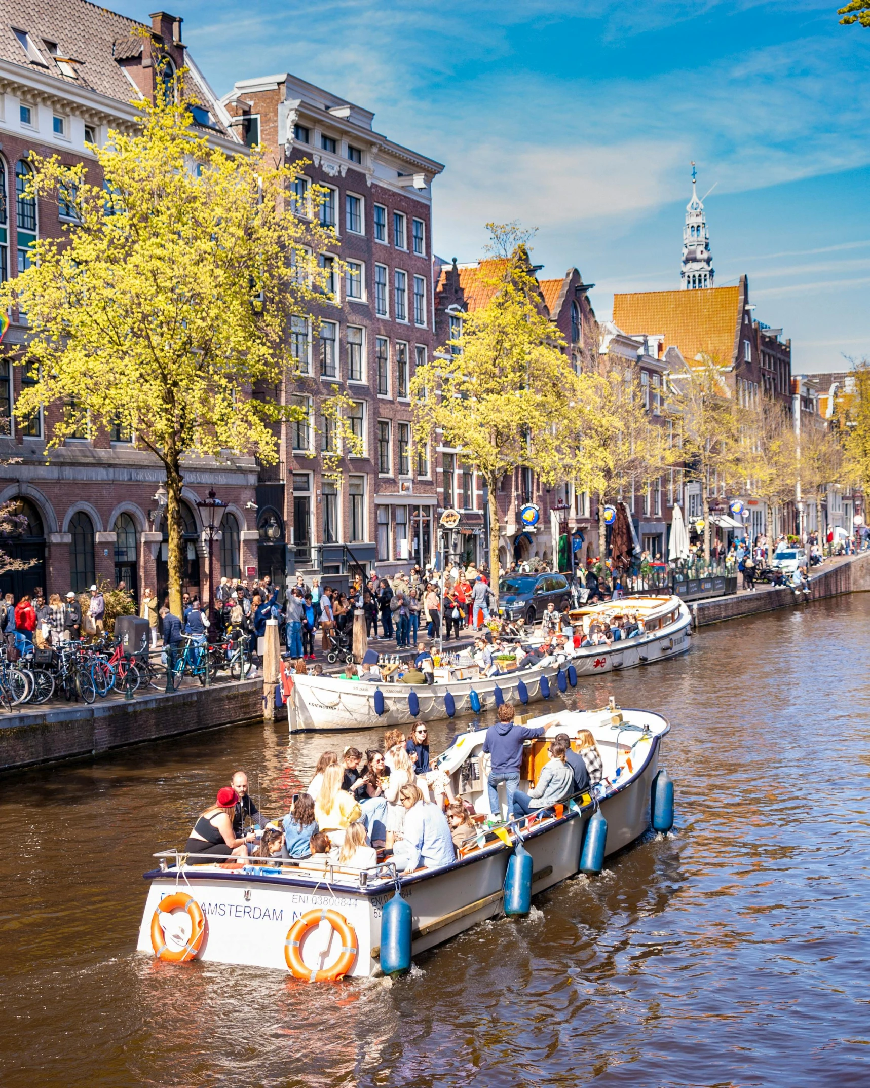 people are boating on the water near several buildings