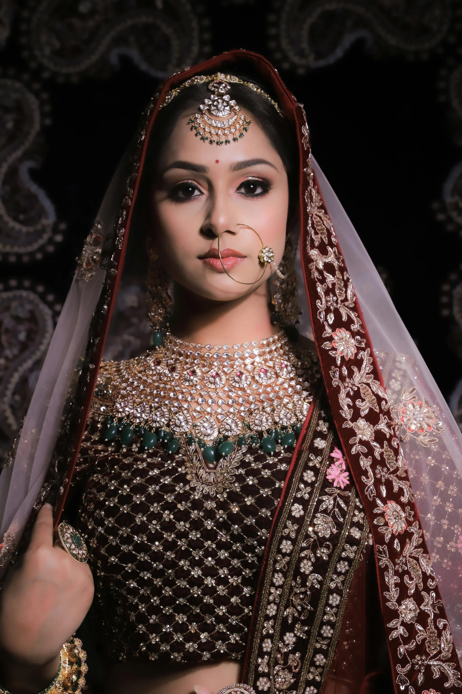 the young woman dressed in indian costume is posing for a pograph