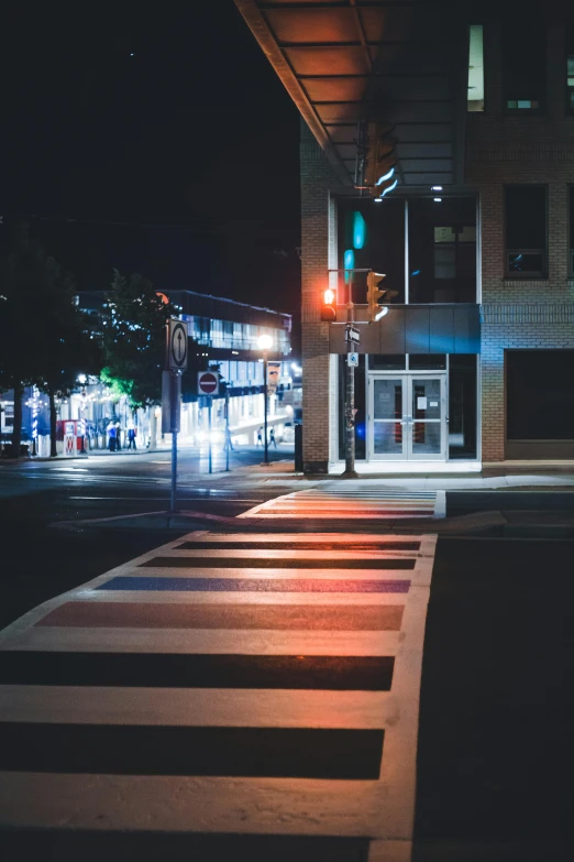 a picture taken at night of a stoplight and crosswalk