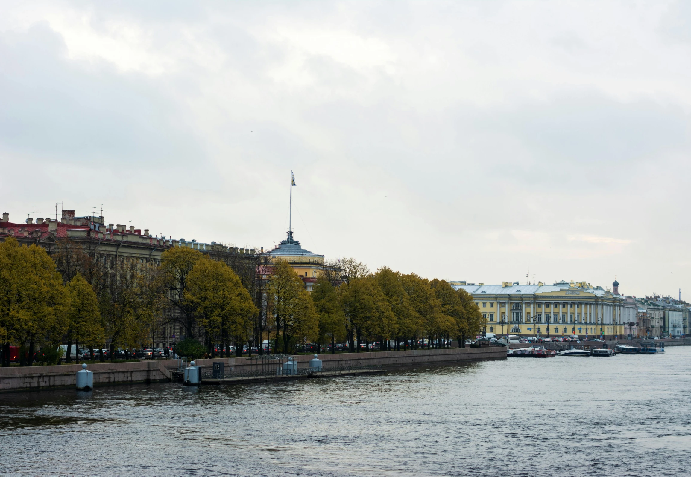 a boat is traveling down a river in the city