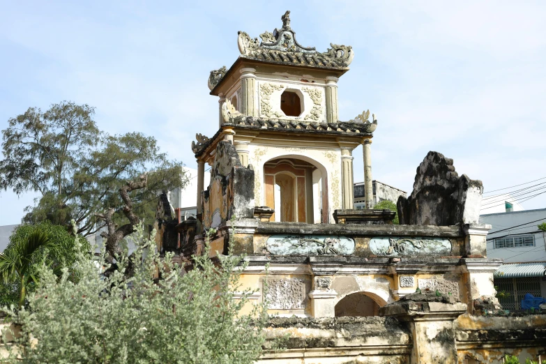 old building with white and yellow design sitting in a city