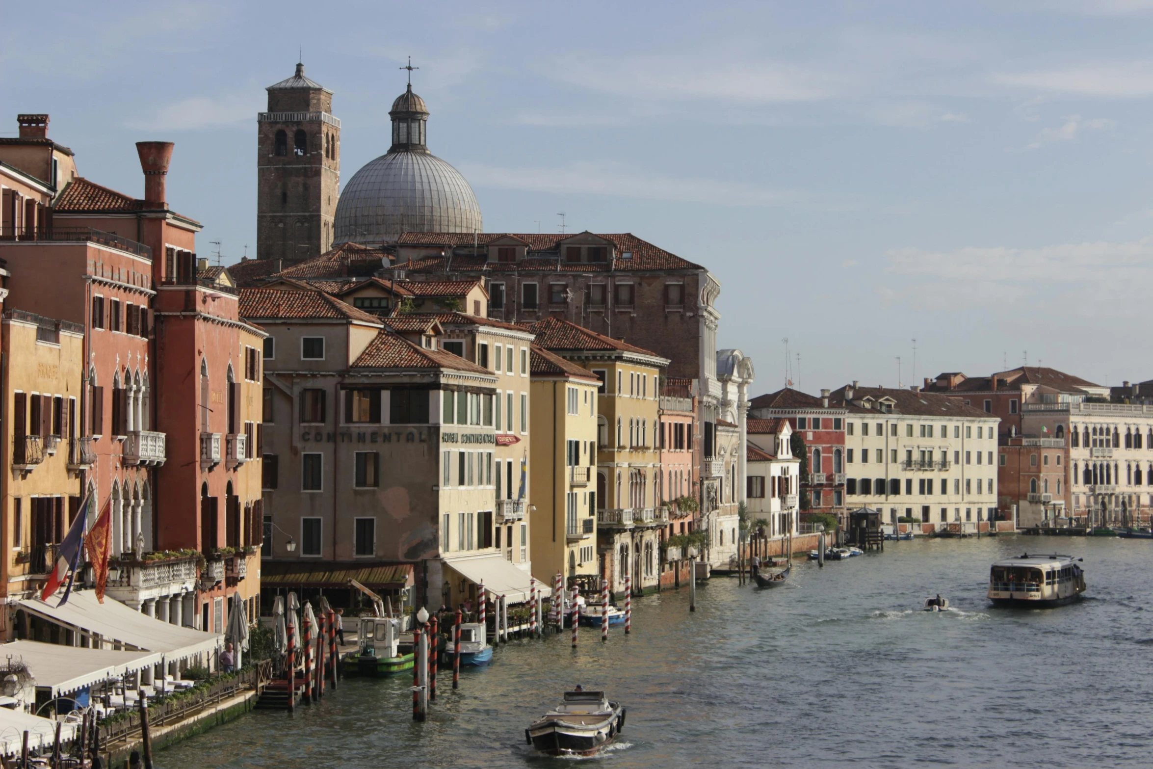 there are many different buildings near the river