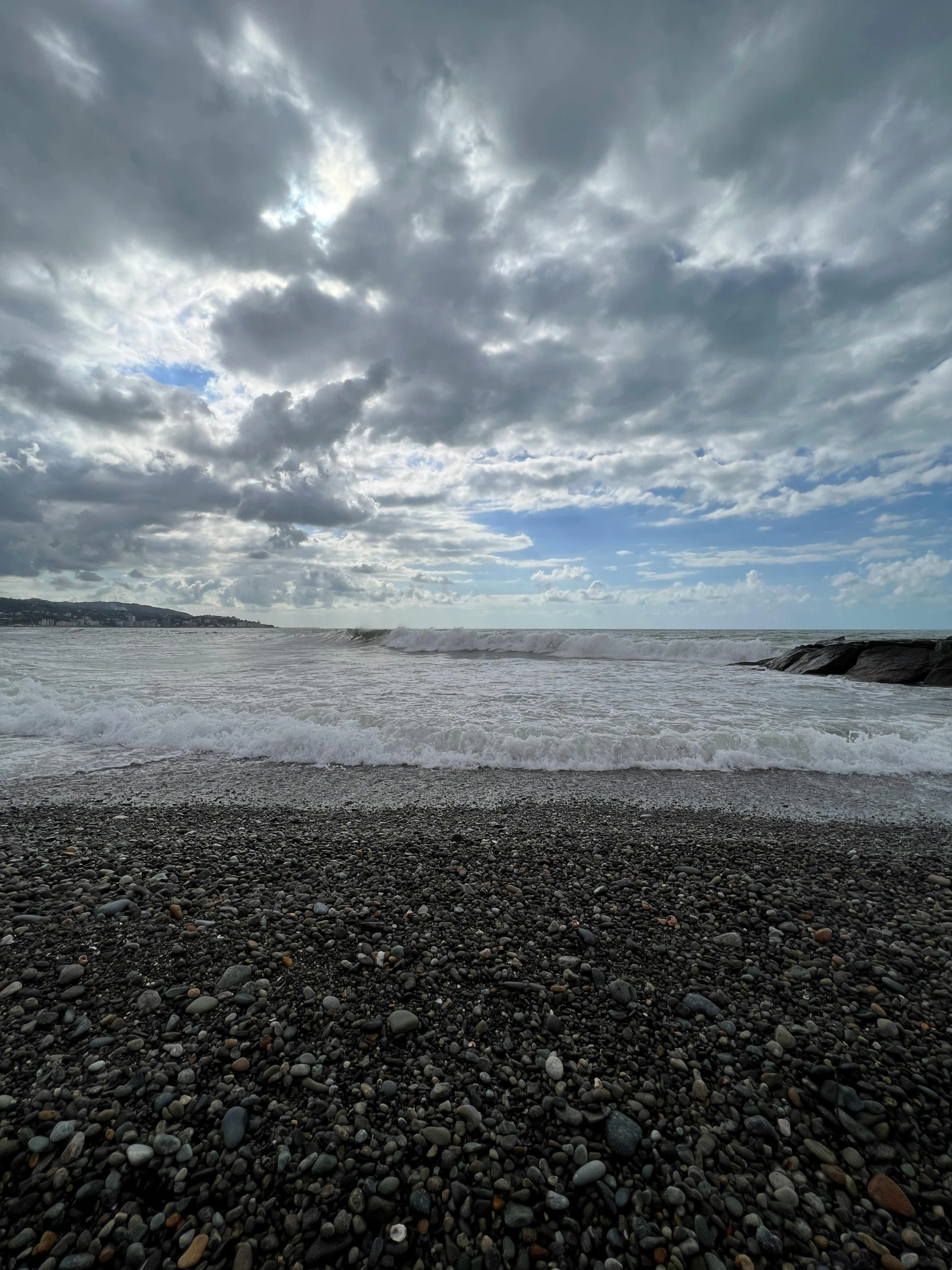 there are many rocks in the water on the shore