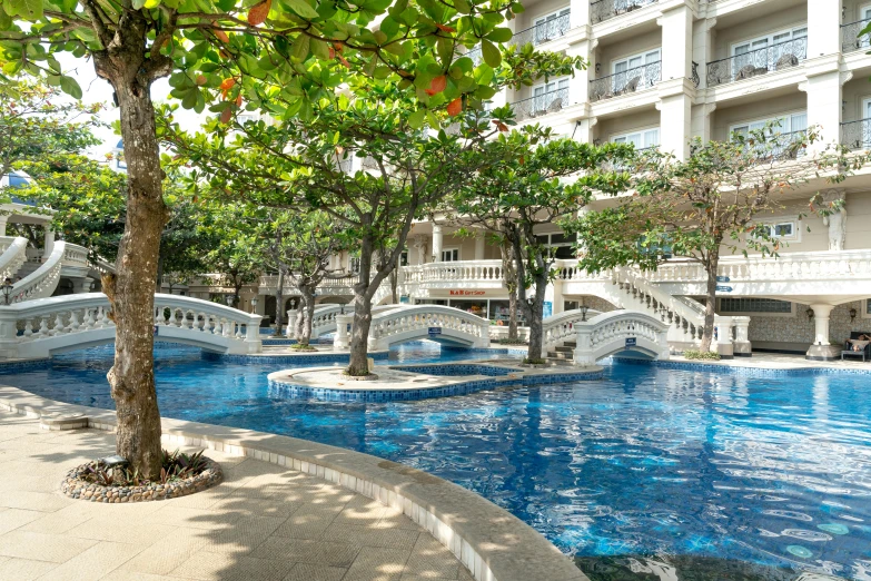 the pool at a el is blue and green