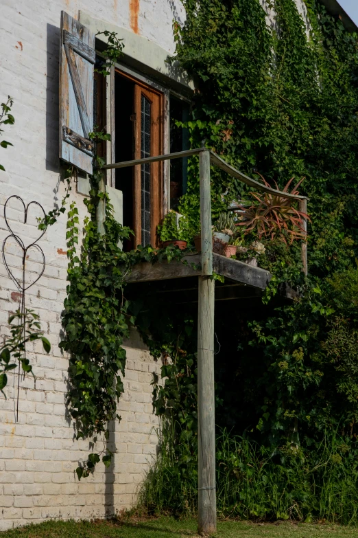 an old building with a wooden baluster sitting on the outside of it