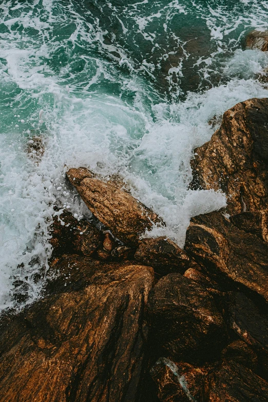 an over head view of a sea wave coming toward the shore