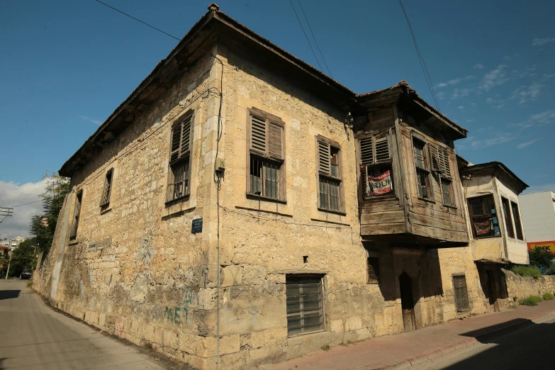 a building with two windows on the corner