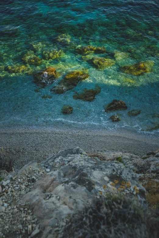 this is the view of rocks and water from above