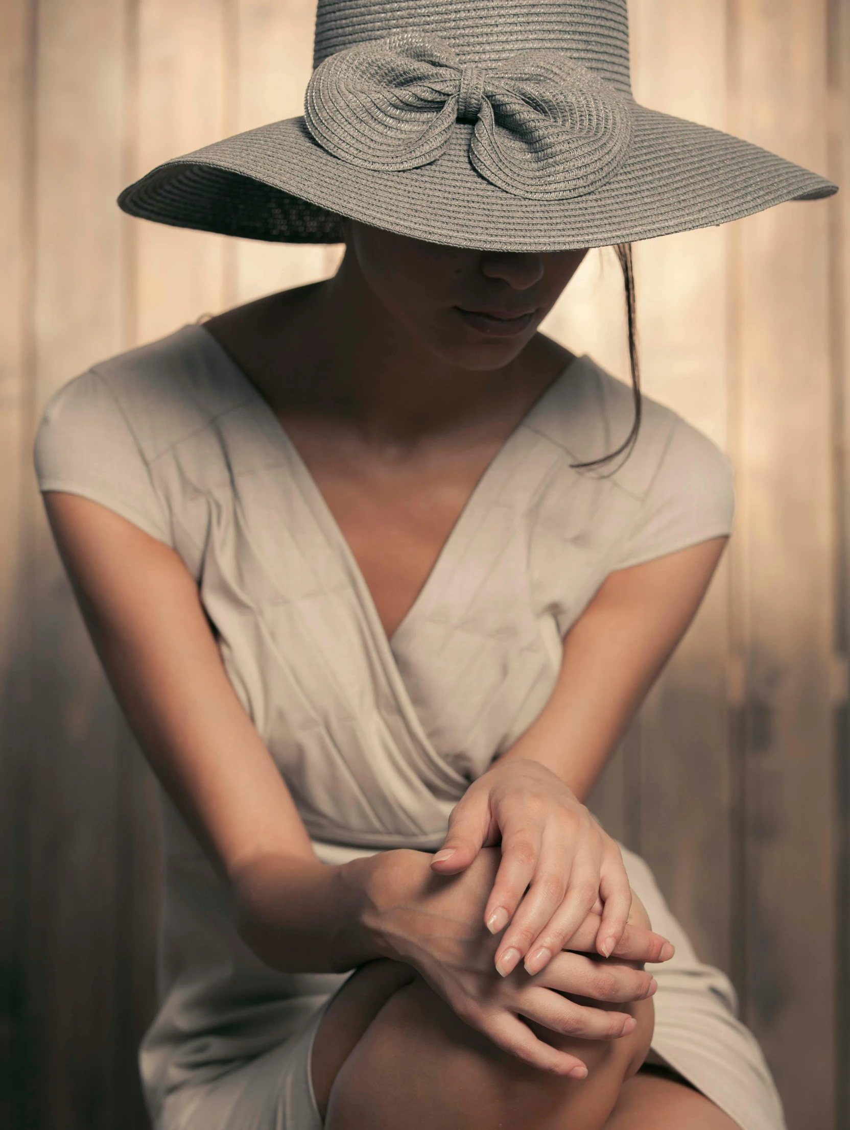 an up close po of a womens hat