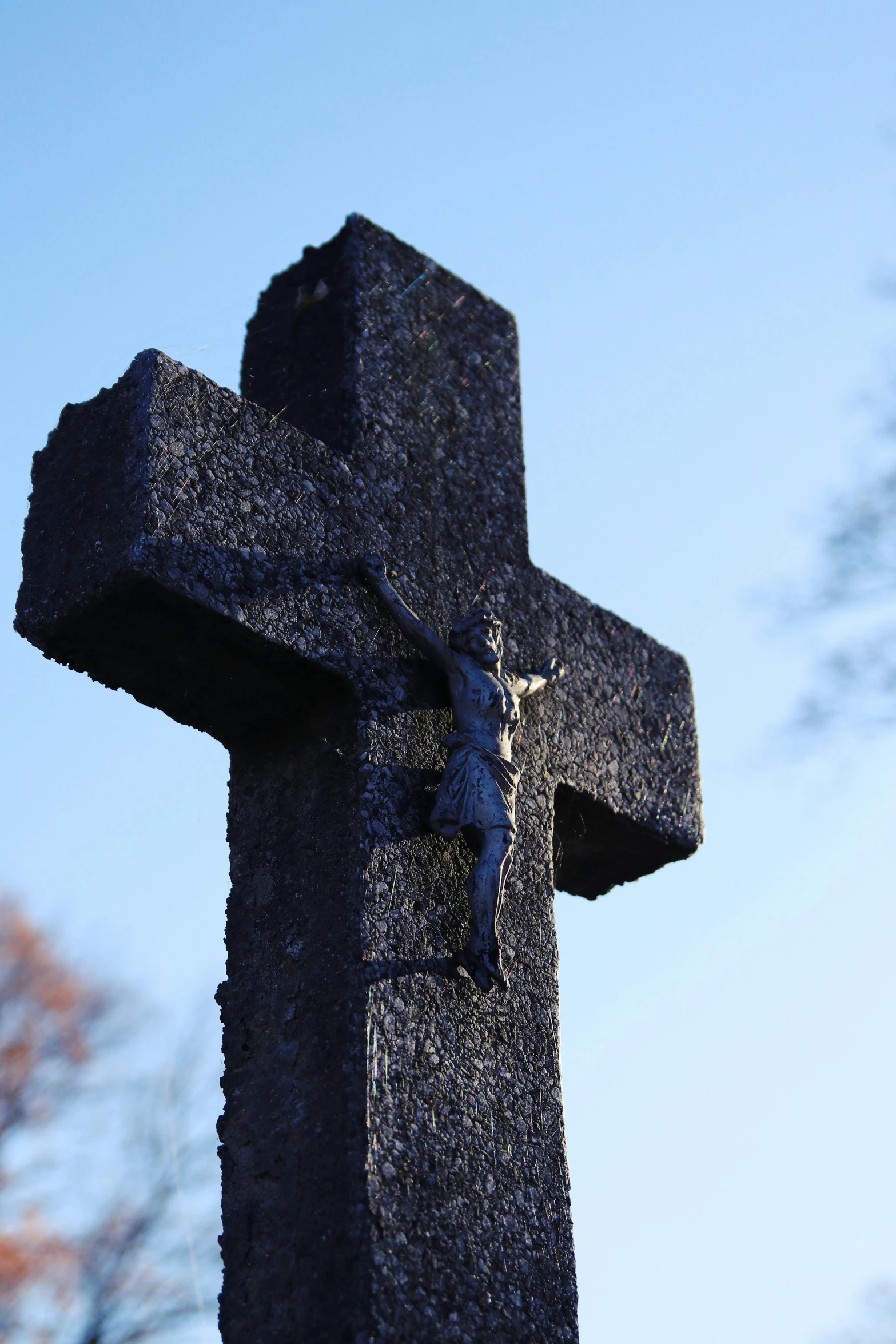 a cross sitting in the middle of a blue sky