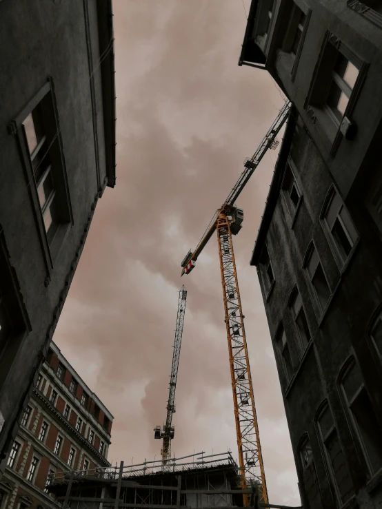 a crane and a building next to each other