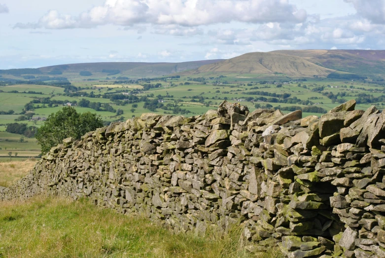 a stone wall is shown in the mountains