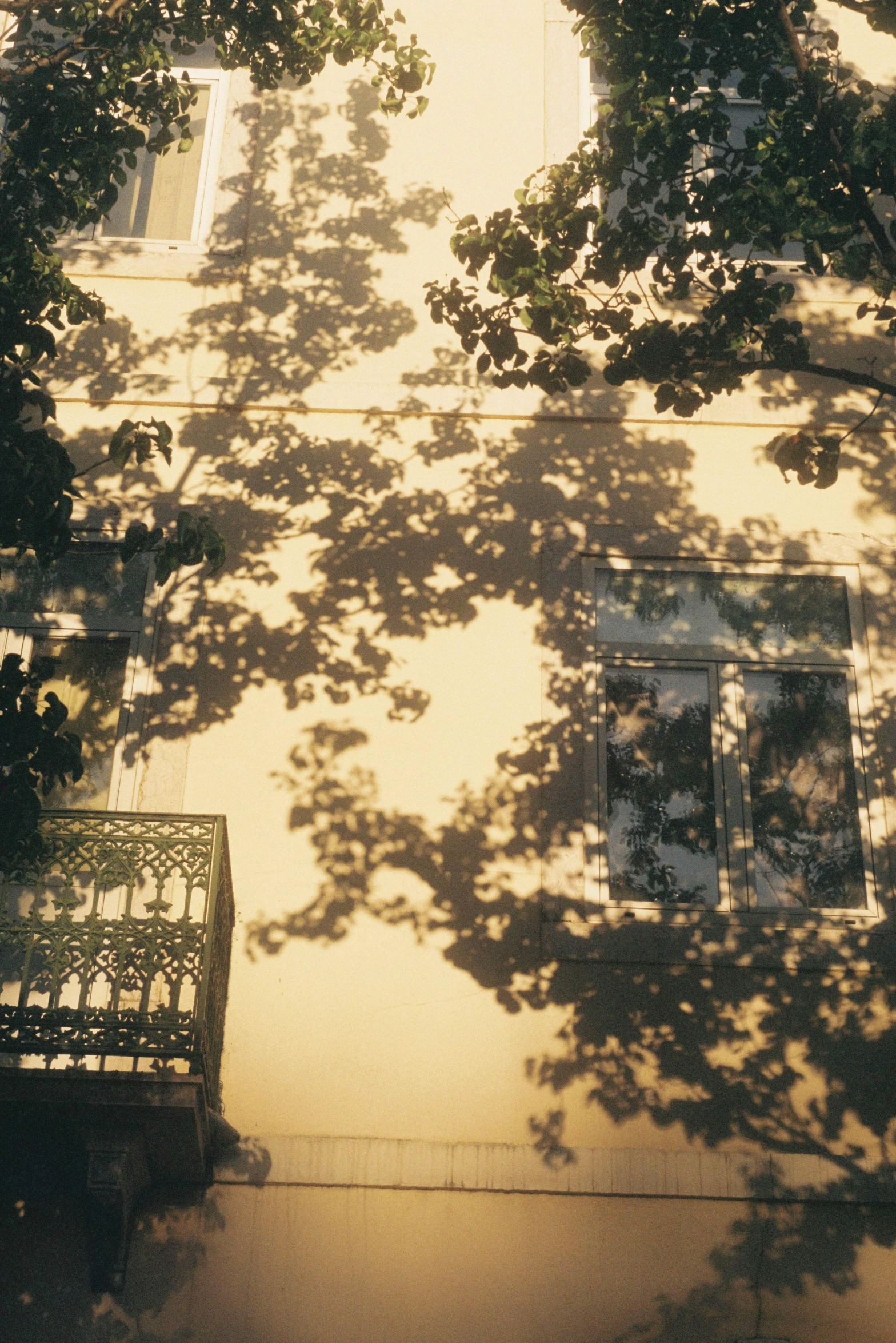 a park bench sitting next to a tall white building