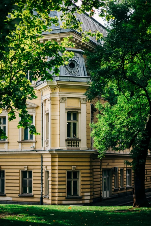 an old fashioned building is near a forest