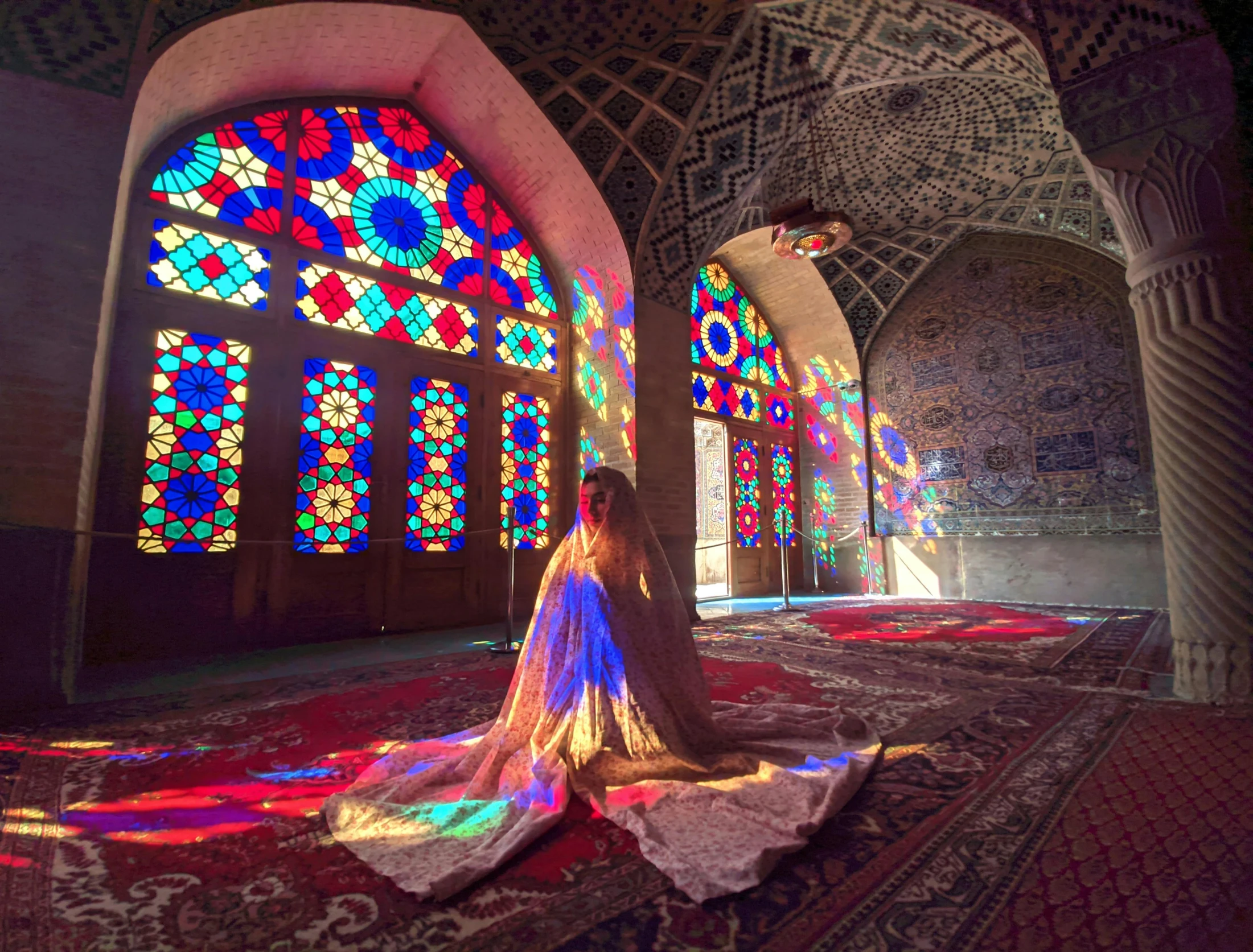 the woman in the veil is posing for a picture