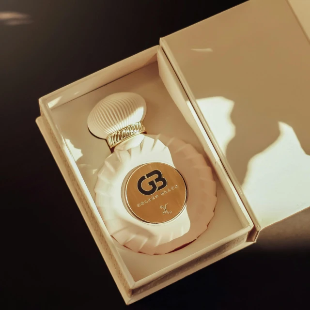 a picture of a perfume bottle inside a box