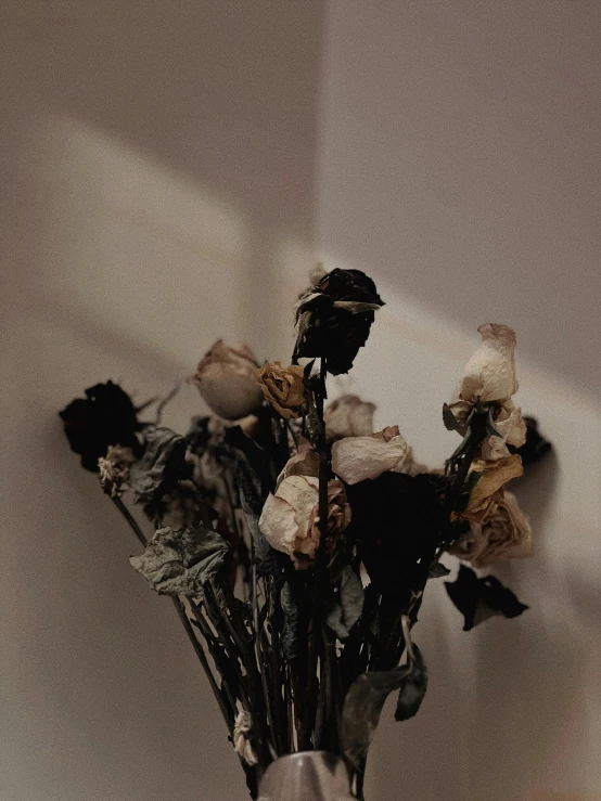 a vase full of some dried flowers on the table