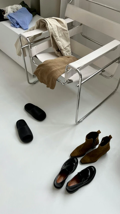 various pairs of slippers are sitting on a floor