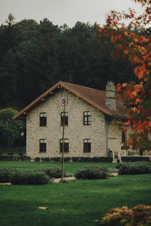 there is a building that looks like an old fashioned house