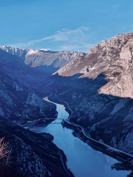 a very pretty looking landscape with some mountains