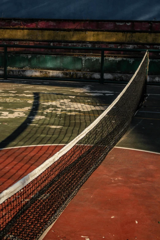 a tennis net on the side of a tennis court