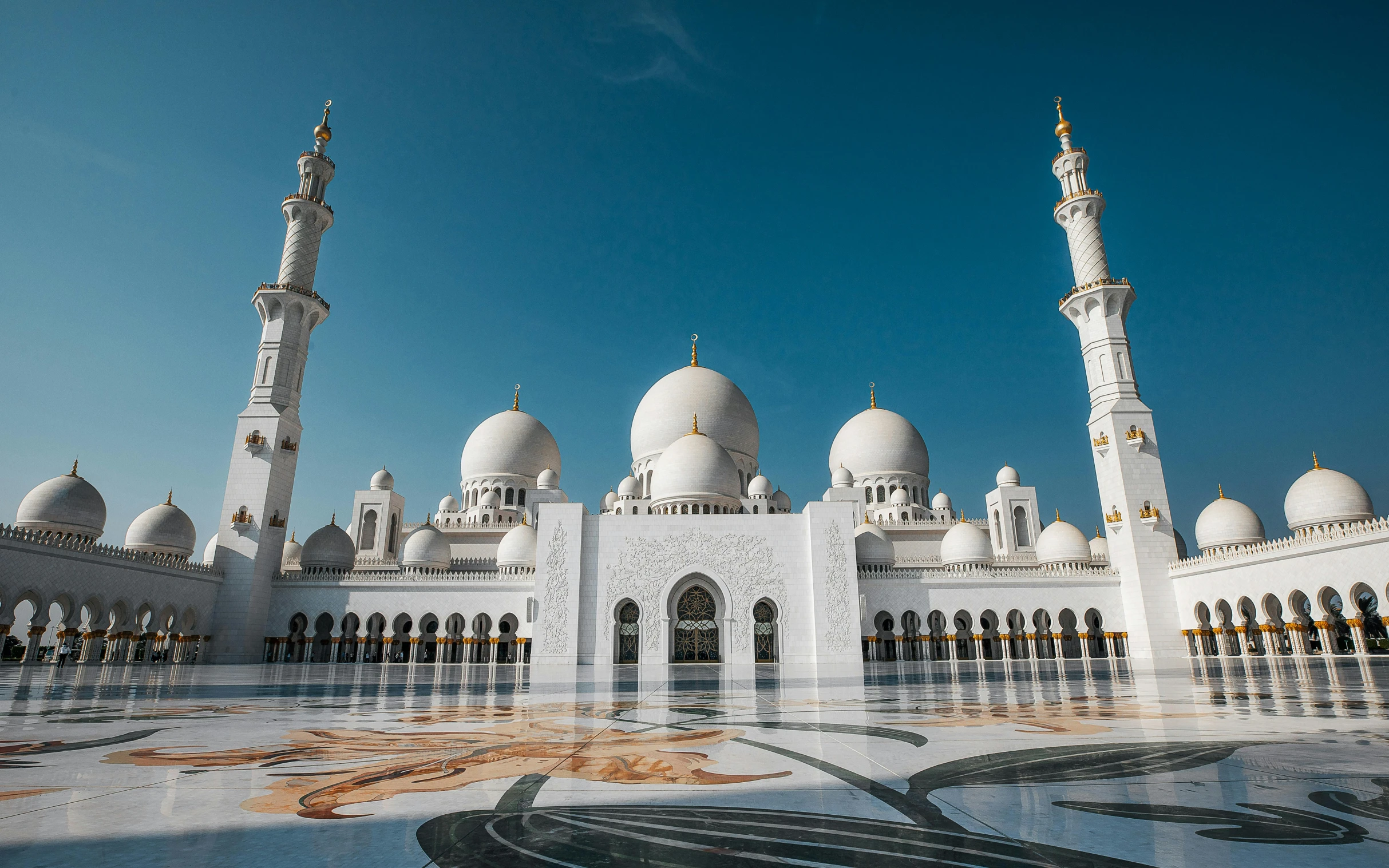 the courtyard of a mosque in oman