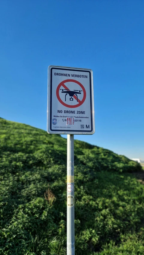there is a sign on a post on the side of the hill