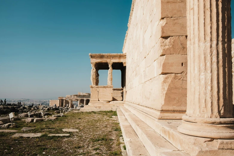 the ruins of a roman city have many pillars and arches