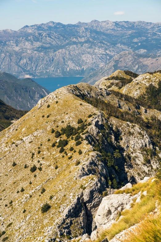 a mountain view with rocks and vegetation near the edge