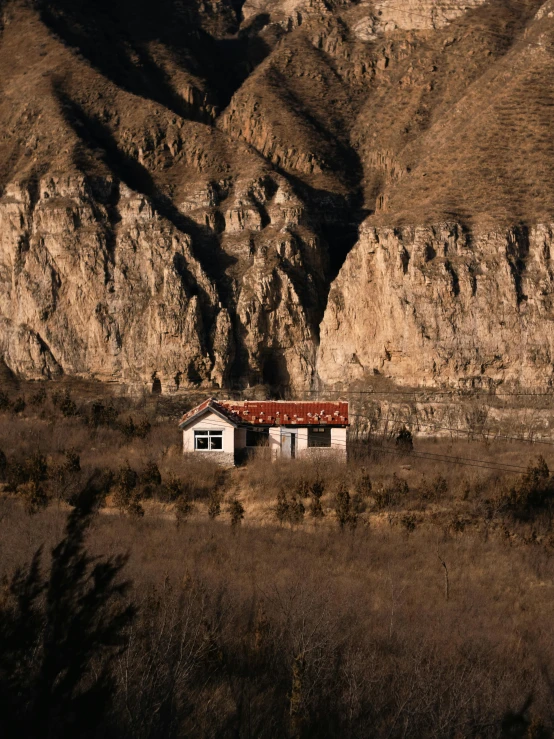 a po taken of an old abandoned building in the desert