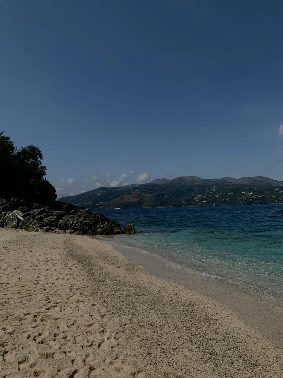 a boat is moored on the shore near some water