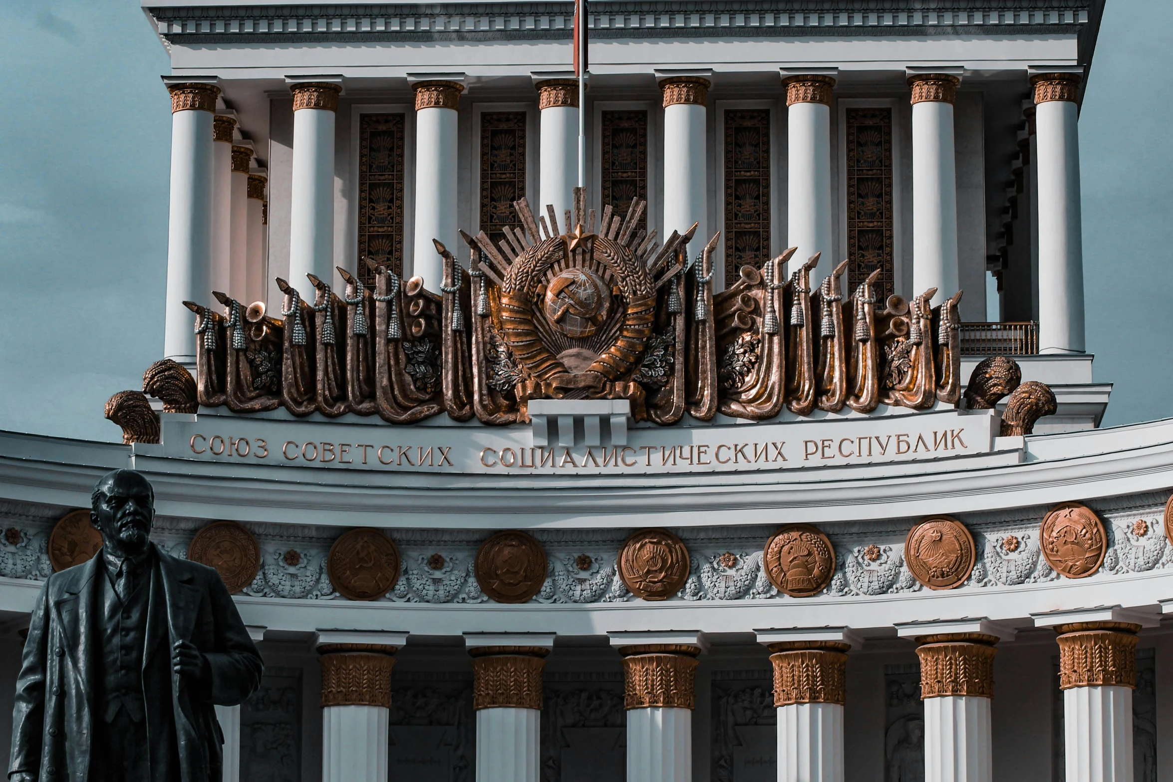 the state capitol building has a golden decoration