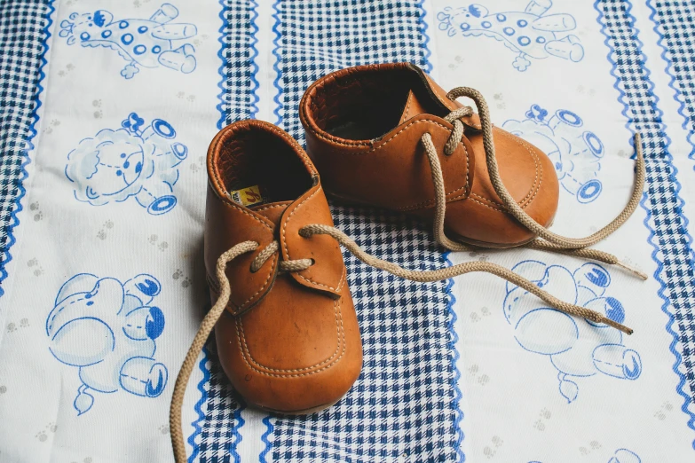 a pair of baby shoes sitting on top of a table