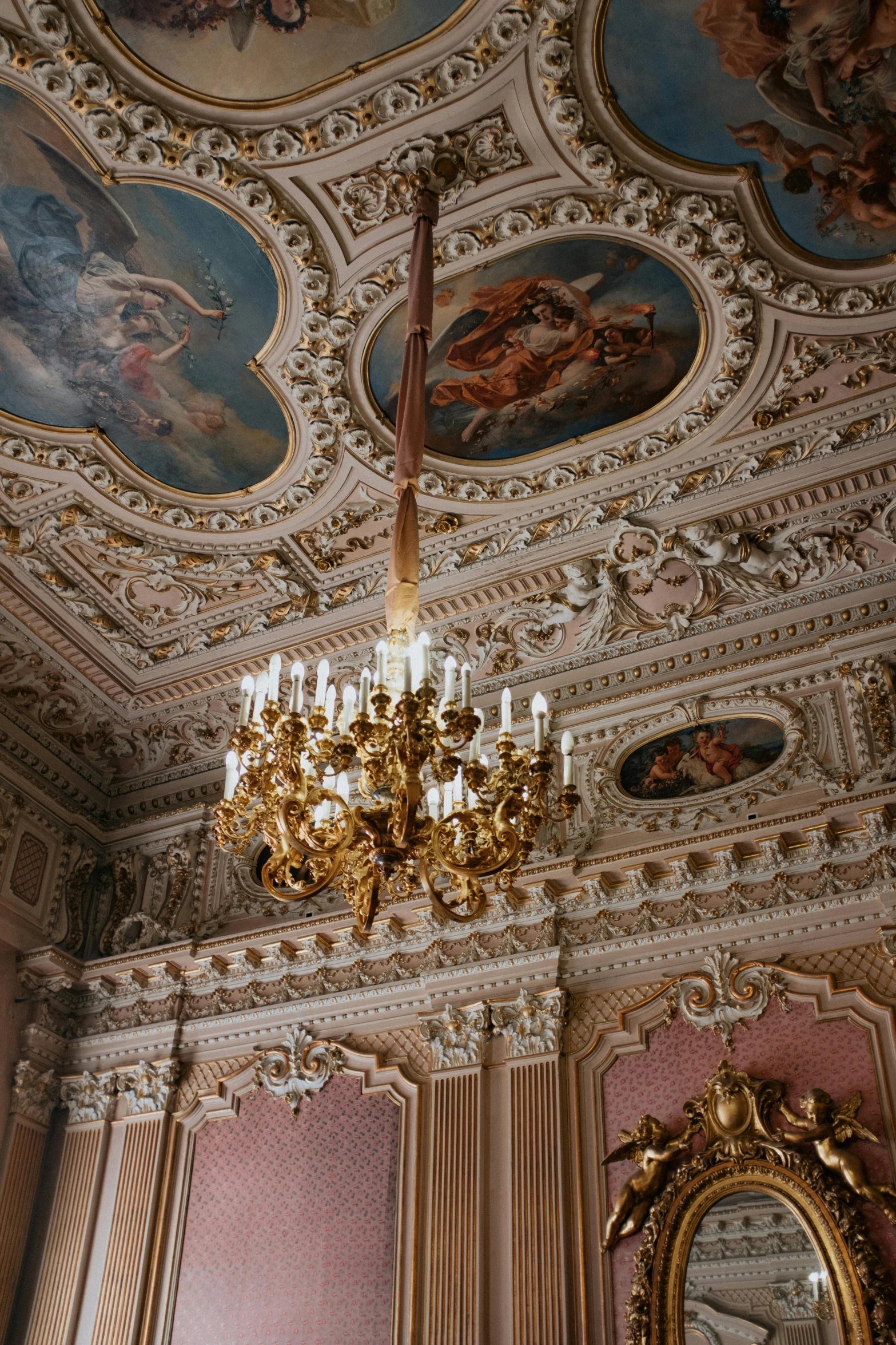 the ceiling inside of an old fancy looking room