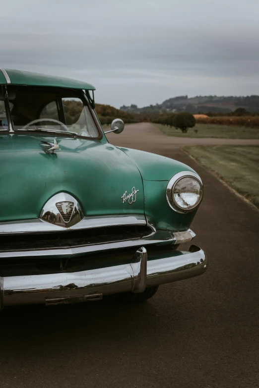 a close up view of the front end of an old style car