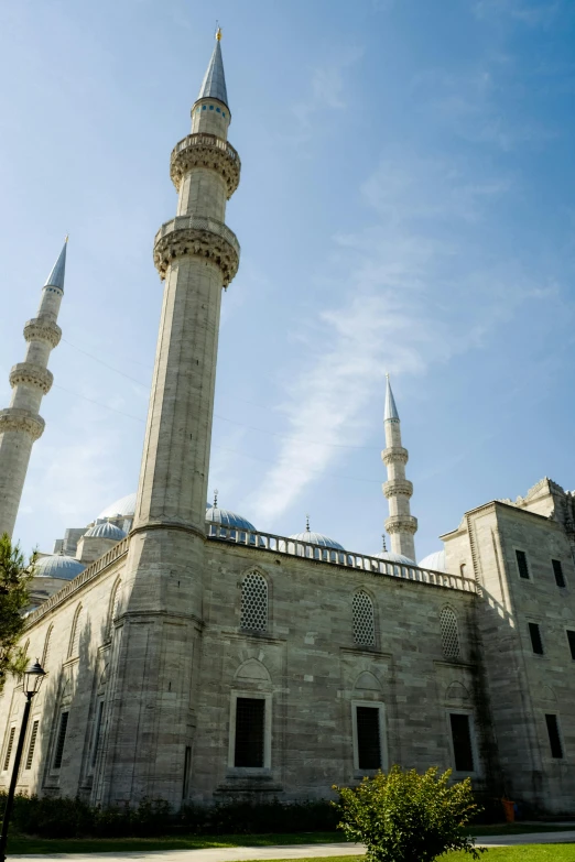 a large mosque that is sitting next to a building