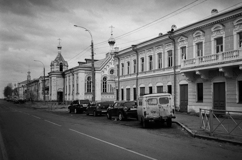 old time black and white pograph of vehicles on street