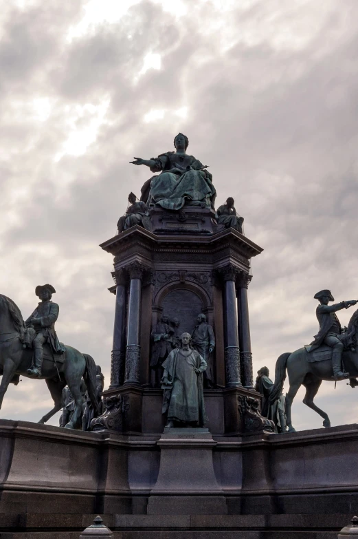 this is an image of a sculpture at the top of a monument