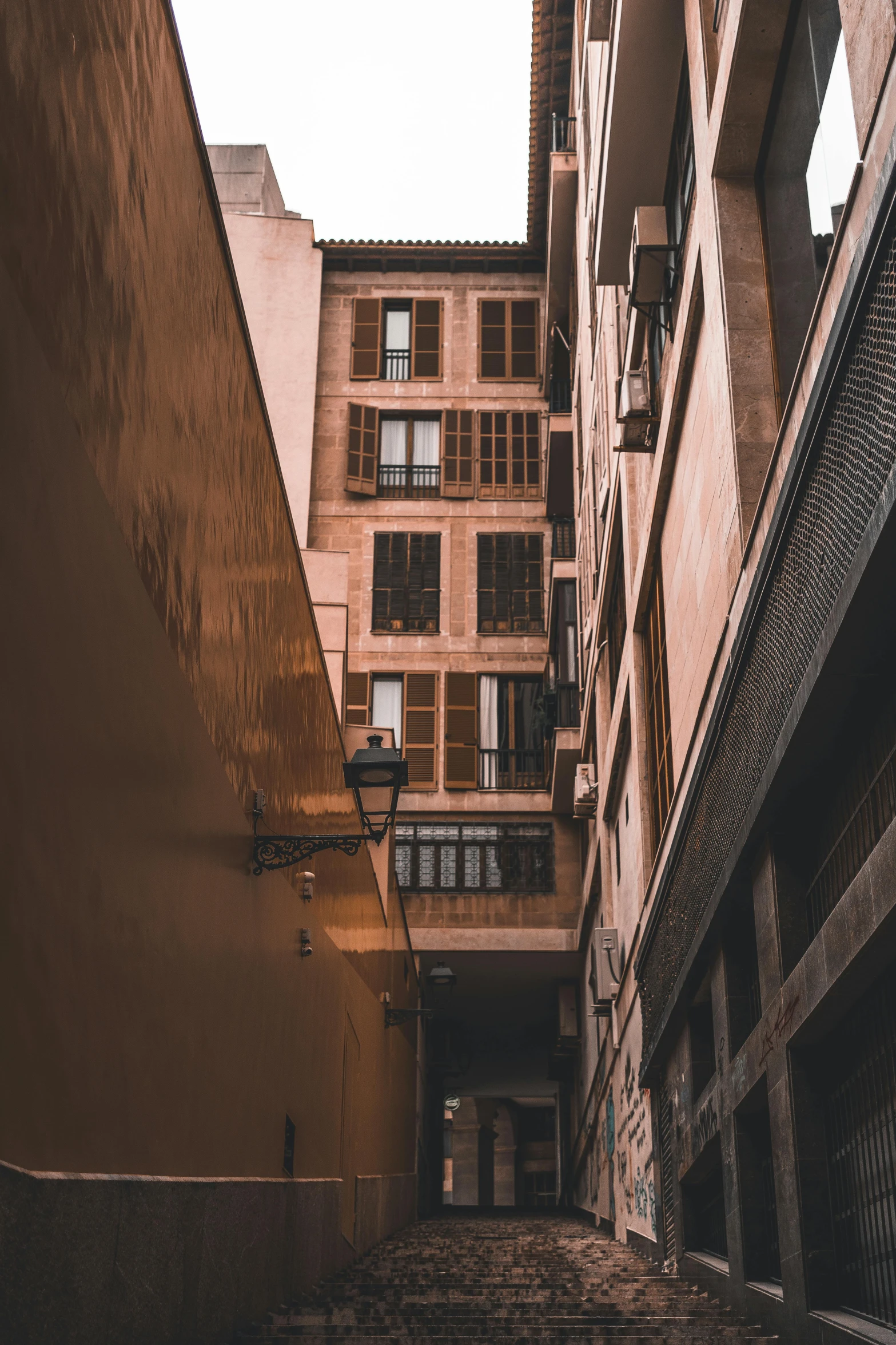 a narrow city alley way is seen through the building