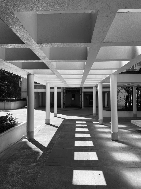 the building has two columns at each end and an atrium