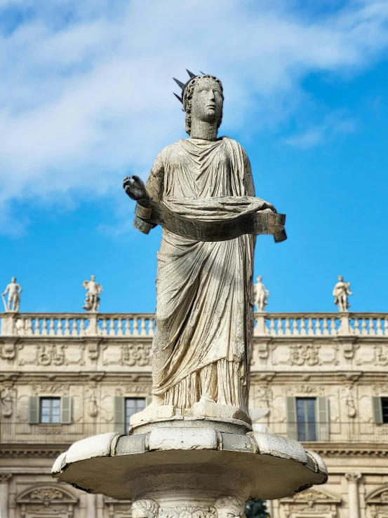 a statue of the roman goddess with a crown