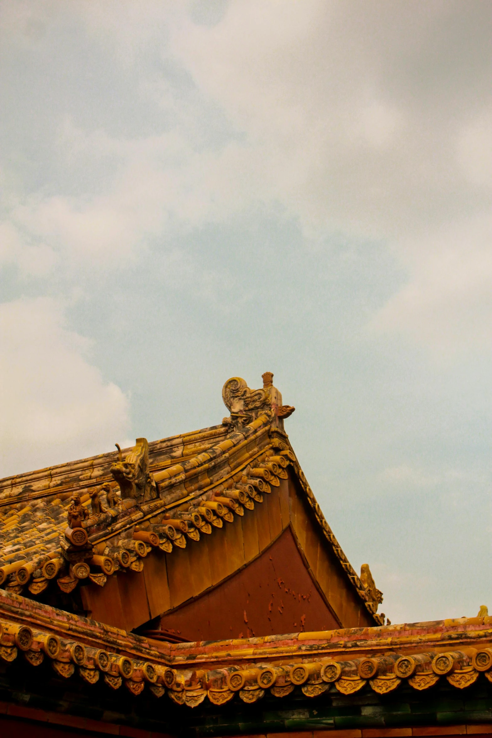 the roof of a building with a red clay roof