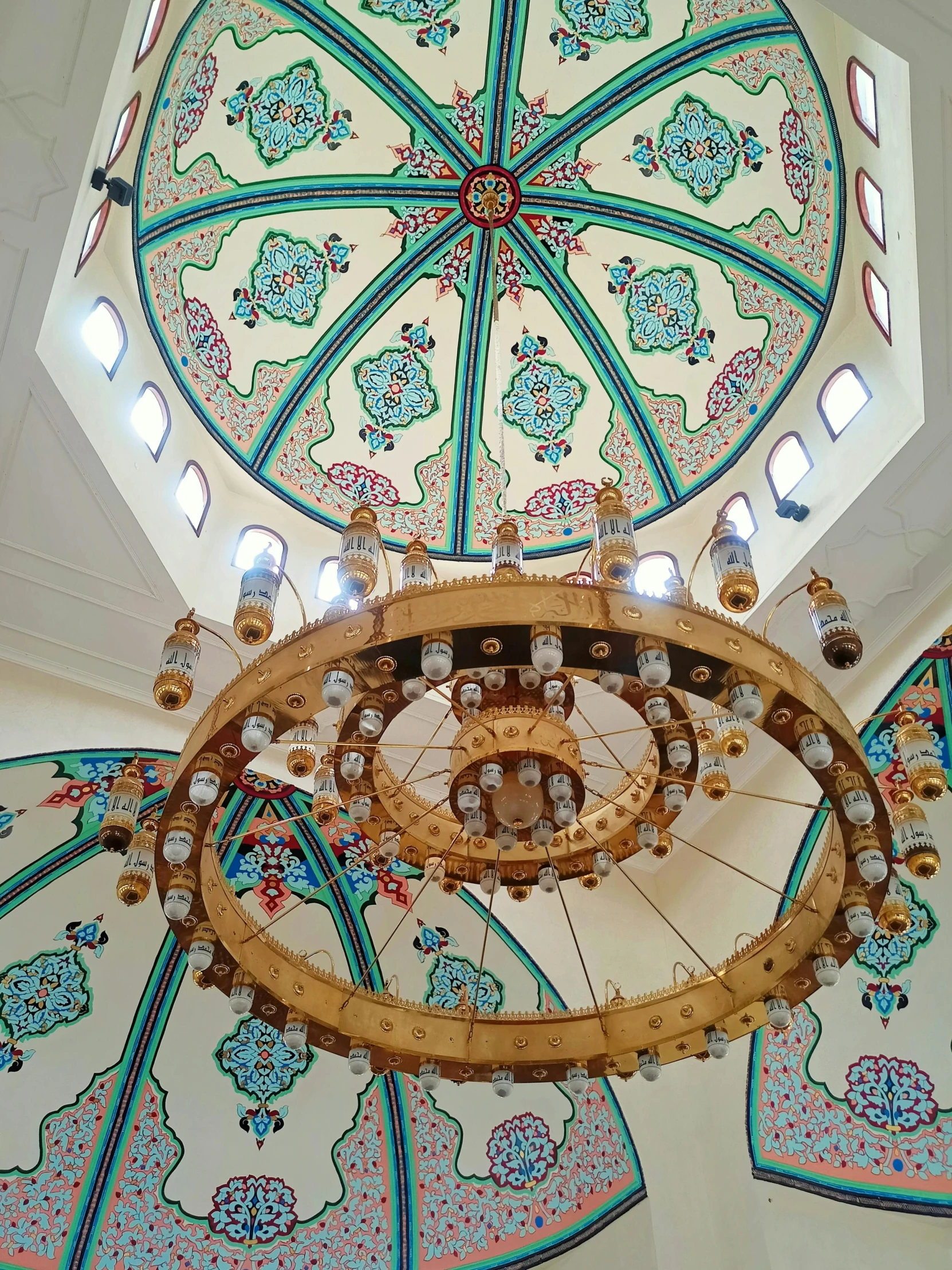 some light that is on the ceiling above a large vase