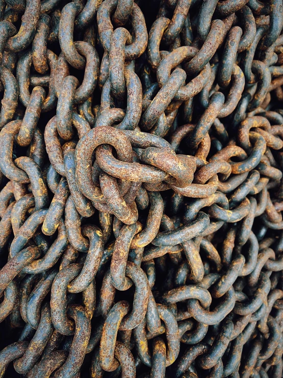 an image of chains of varying size that could be used as art