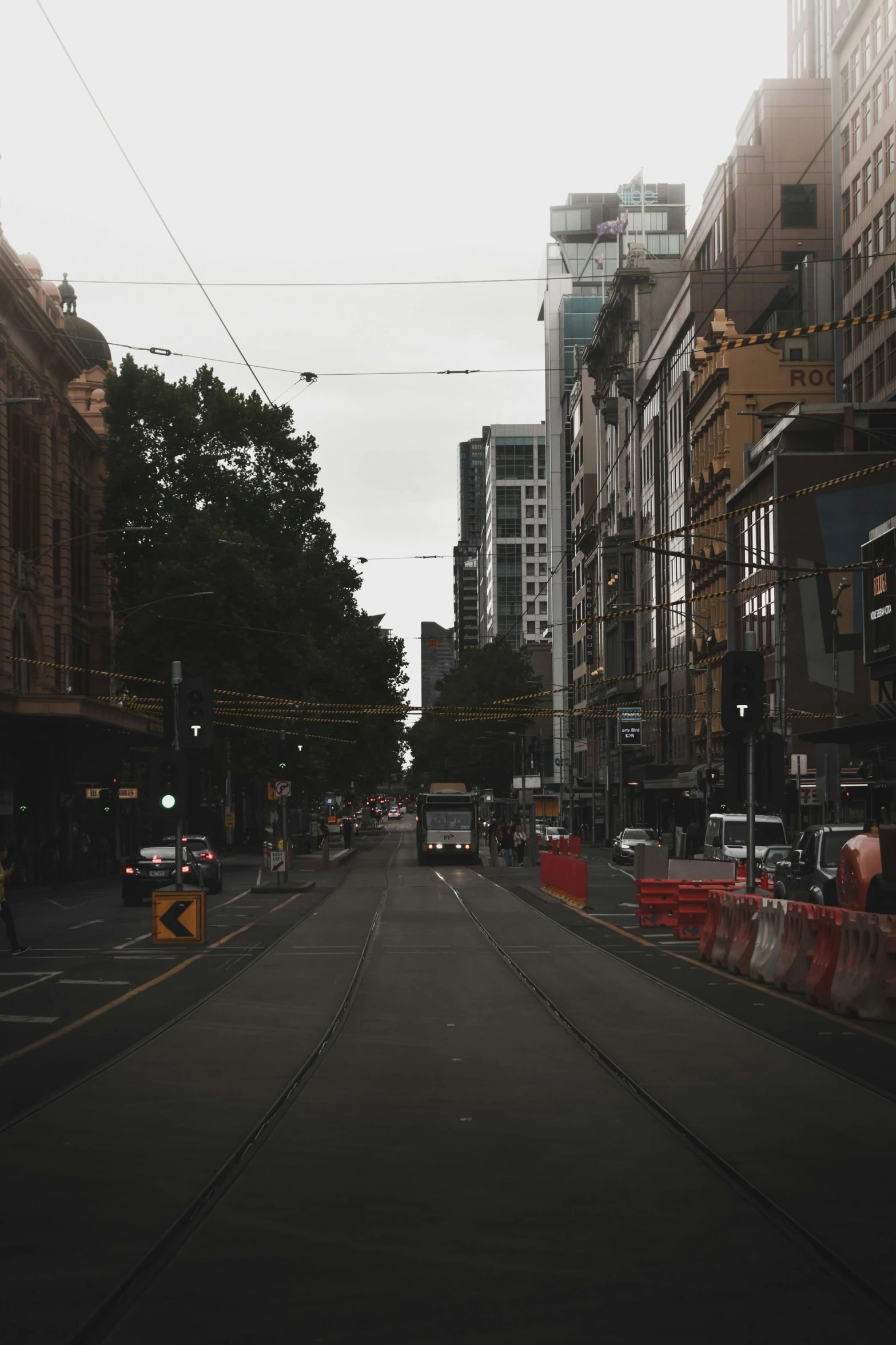 this is an empty street with some buildings and other cars