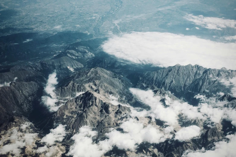 a po taken from the airplane window shows mountain tops