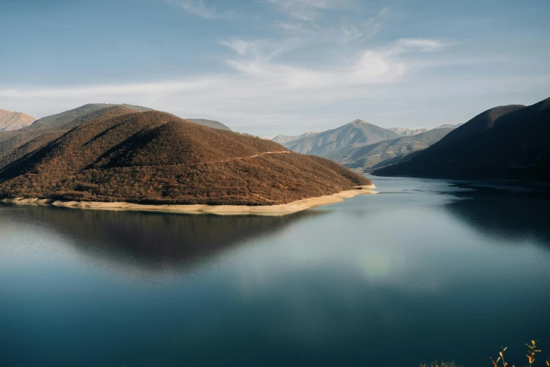 a mountain is next to a lake in the wilderness